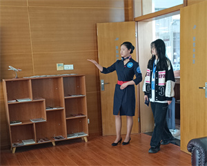 2-2 现代职校参赛选手正向贵宾介绍休息室内设施.jpg