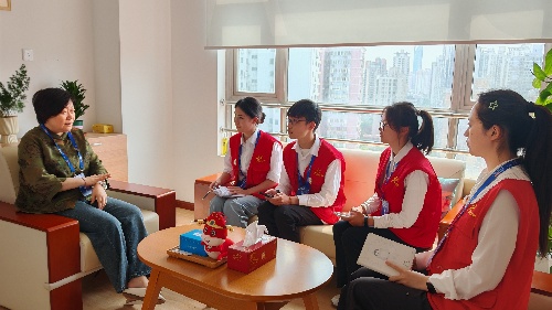 4学记采访校长杨菁.jpg