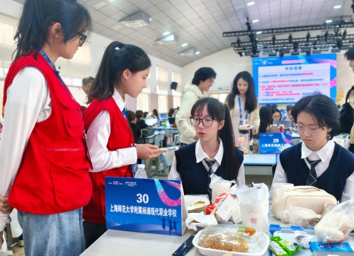 学记陈煜、杨旻昱采访杨职参赛学生程钟若兮、吴迪_1.jpg