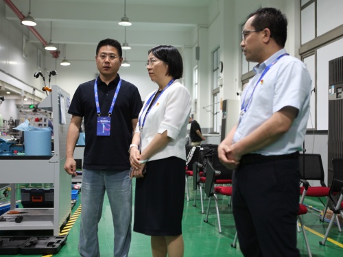 上海市环境学校曹美琴、副校长张延伟来到赛场了解办赛情况.JPG